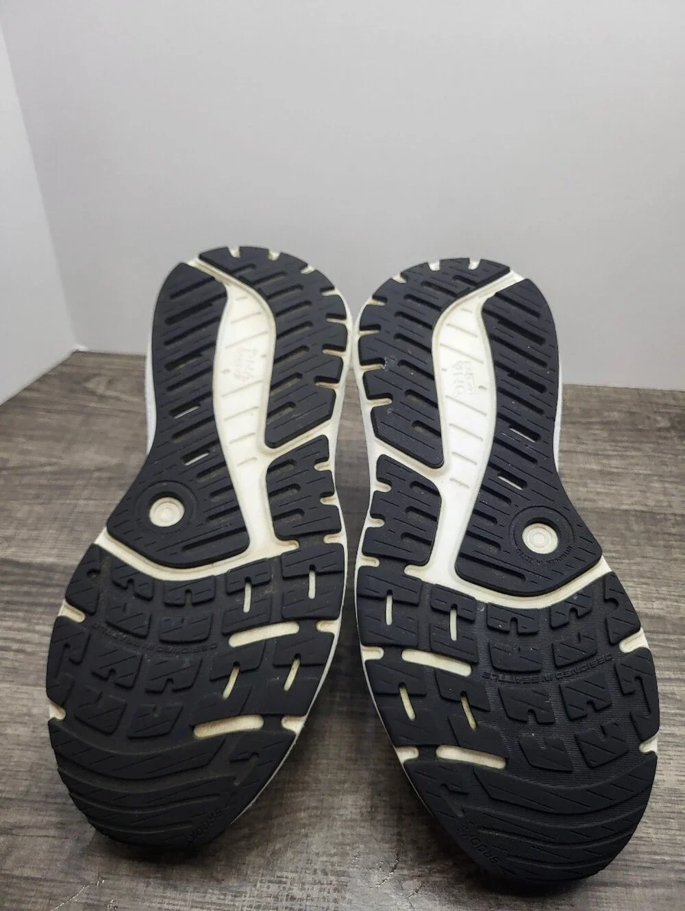 Brooks Ariel GTS 23 Women's Size 9 D Wide Black White Running Shoes